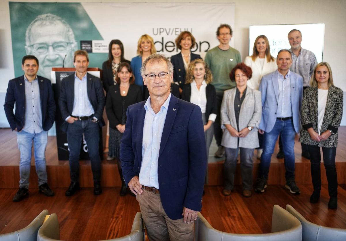 Joxerramon Bengoetxea, junto a las personas que integran su plancha para las elecciones a rectorado.