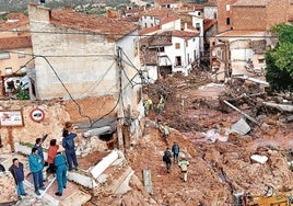 Vecinos de Letur observan el caso histórico del pueblo, completamente arrasado por la riada.