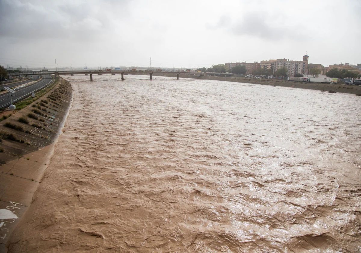 El nuevo cauce repleto de agua a su paso por Valencia este miércoles.