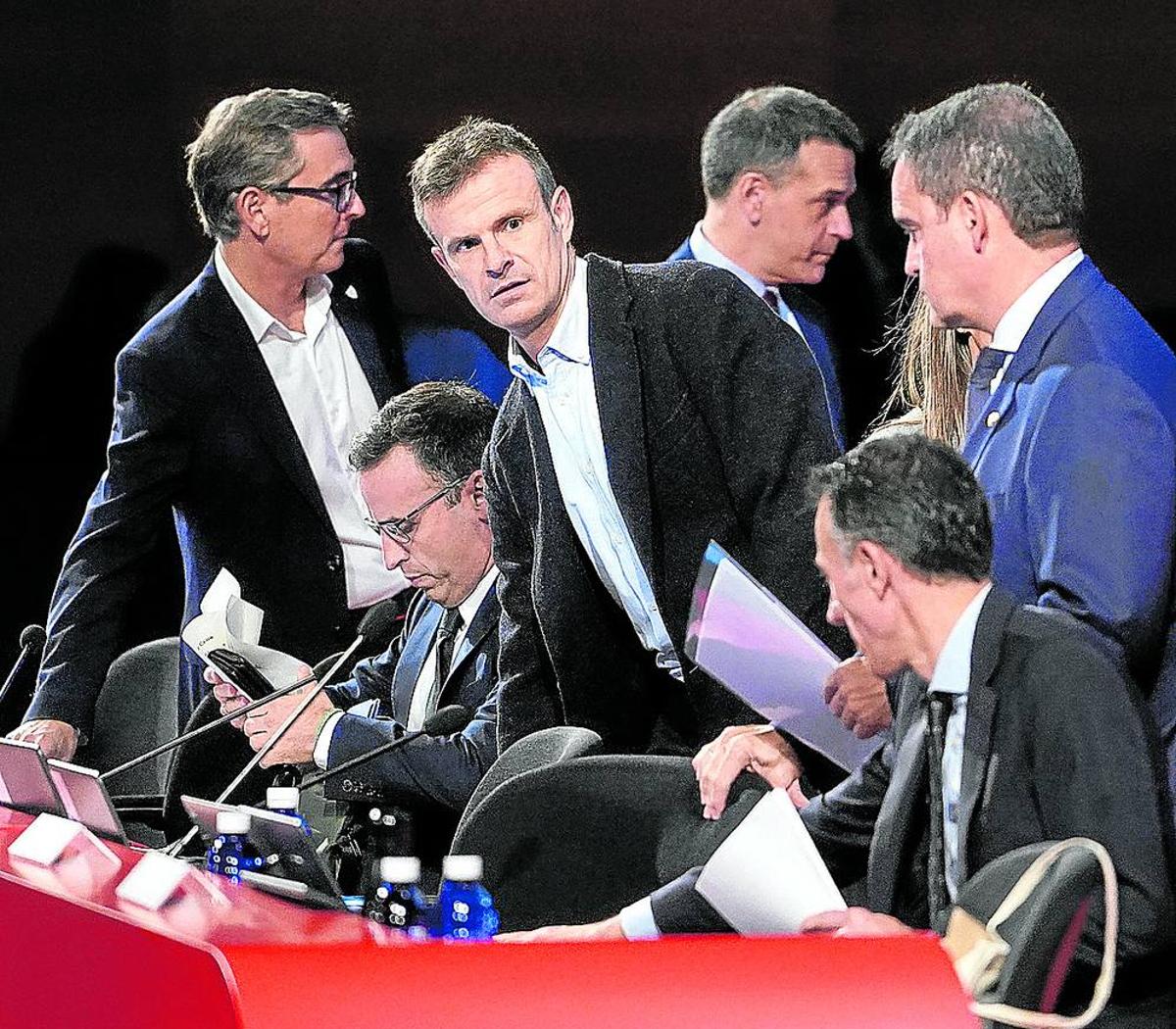 Jon Uriarte con los miembros de su junta en la asamblea del lunes en el Palacio Euskalduna.