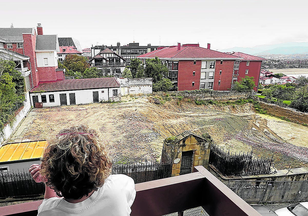 Un vecina contempla cómo ha quedado el solar en el que se levantaba el palacete protegido.