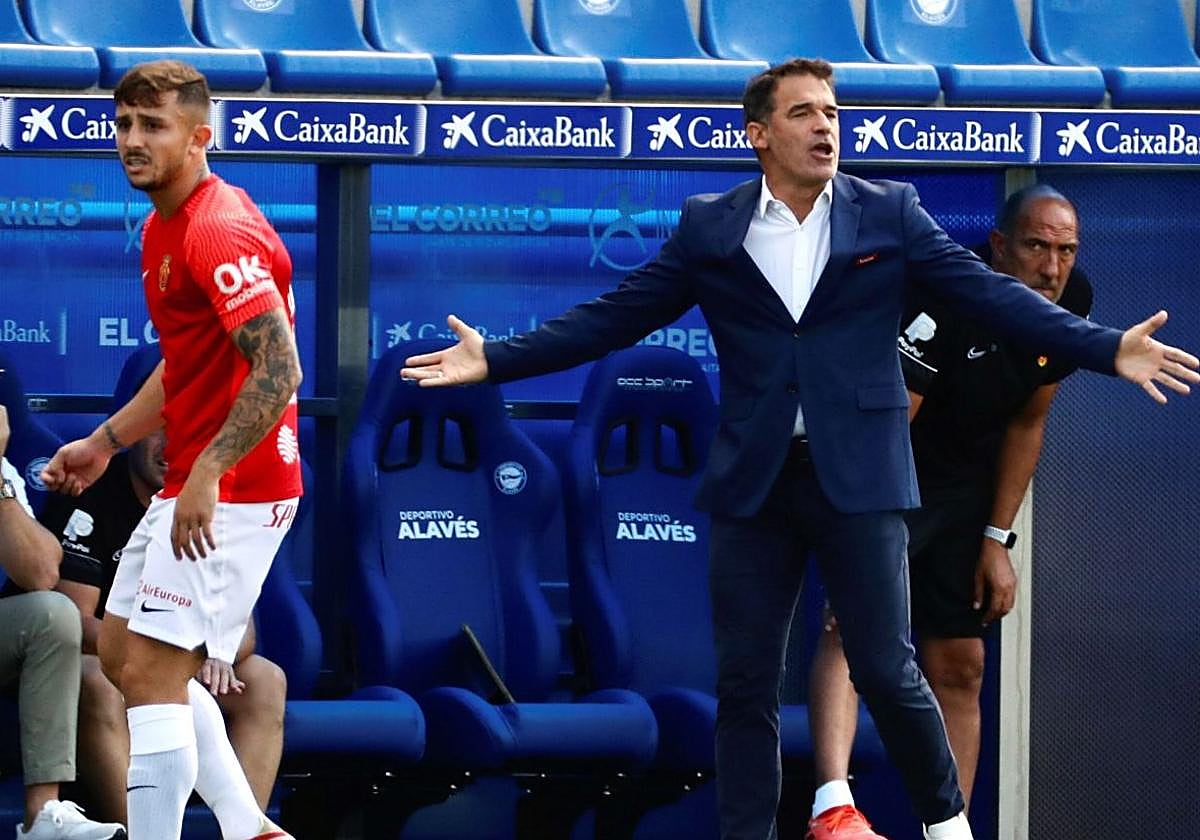 Luis García se dirige a sus jugadores en la visita a Mendizorroza de la temporada 2021-2022 con el Mallorca.