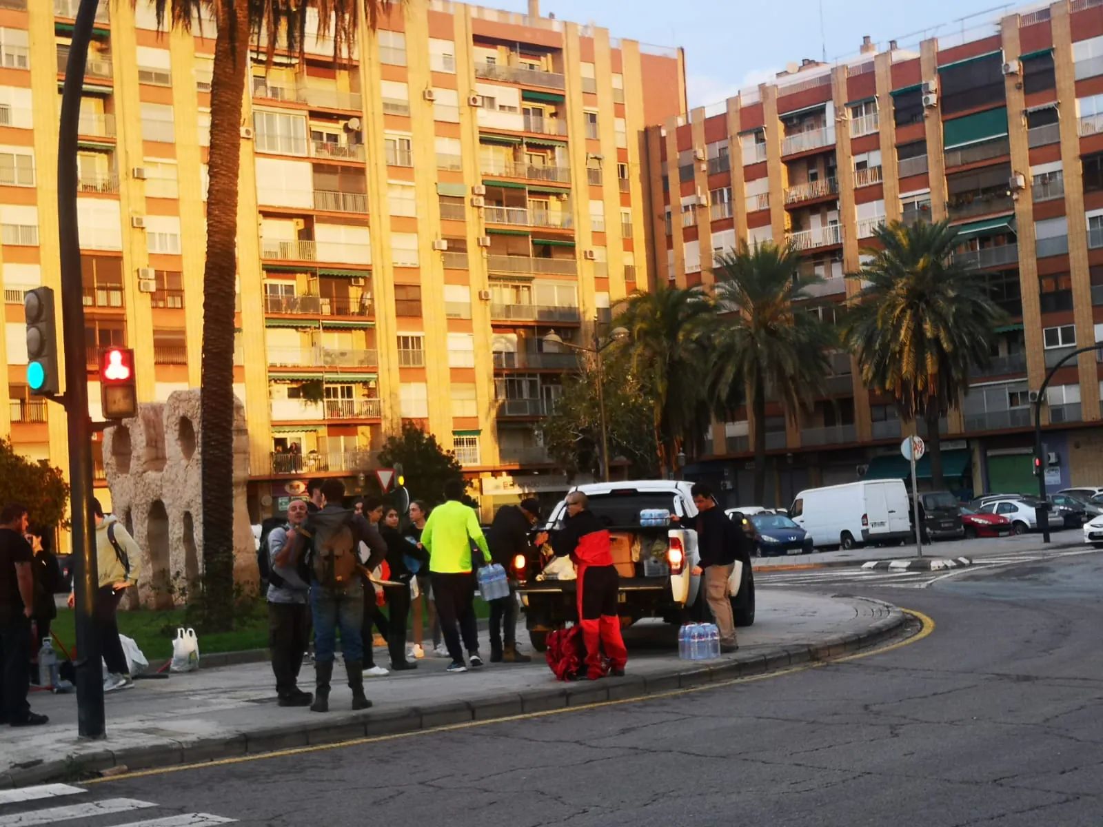 Fotos de la oleda de solidaridad: los valencianos acuden en masa a ayudar a los afectados por la DANA