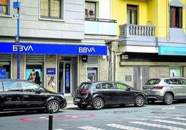 Oficinas bancarias de BBVA y Sabadell en una misma calle de una localidad vasca.