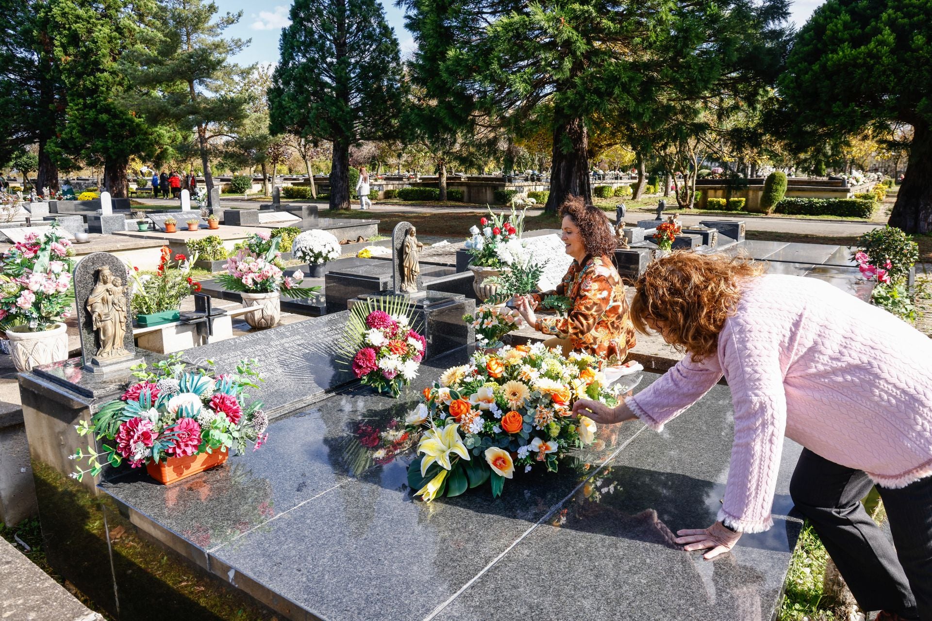 Flores y recuerdos en los cementerios vitorianos