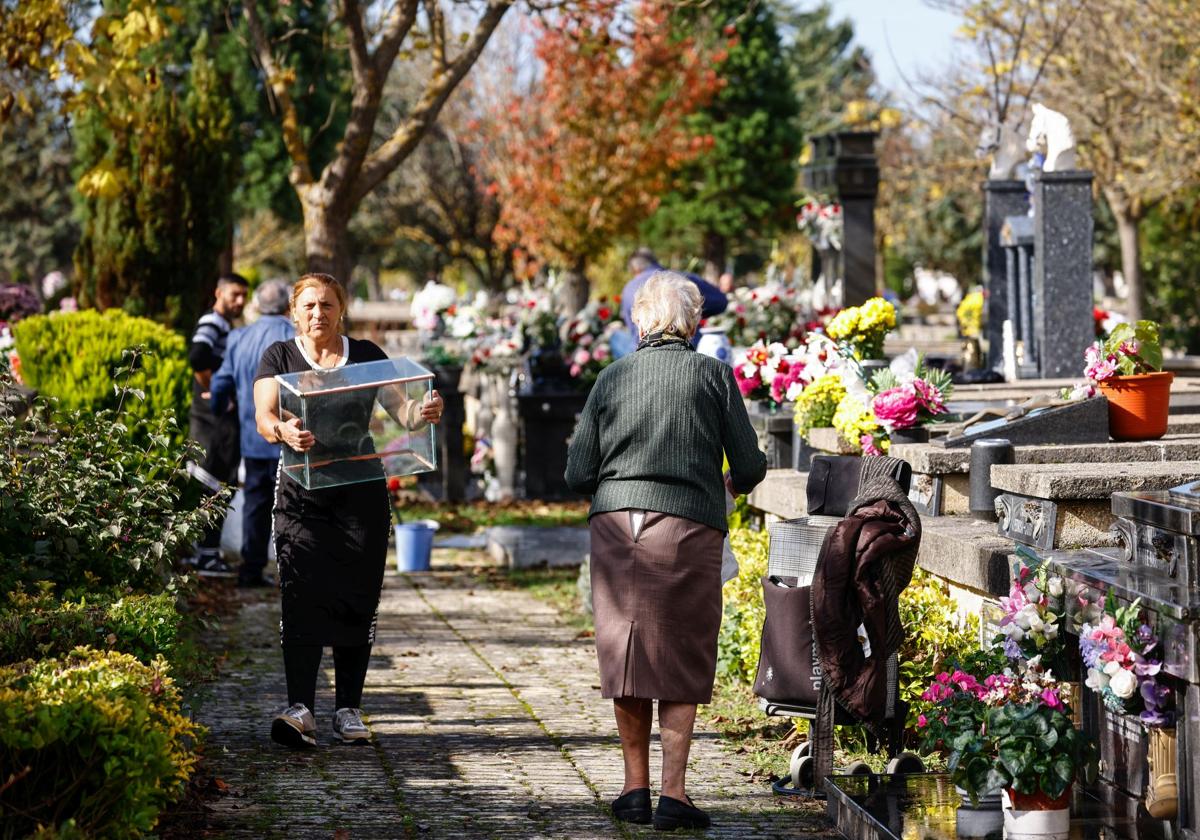 Miles de personas visitan a sus seres queridos en el cementerio de El Salvador de Vitoria.