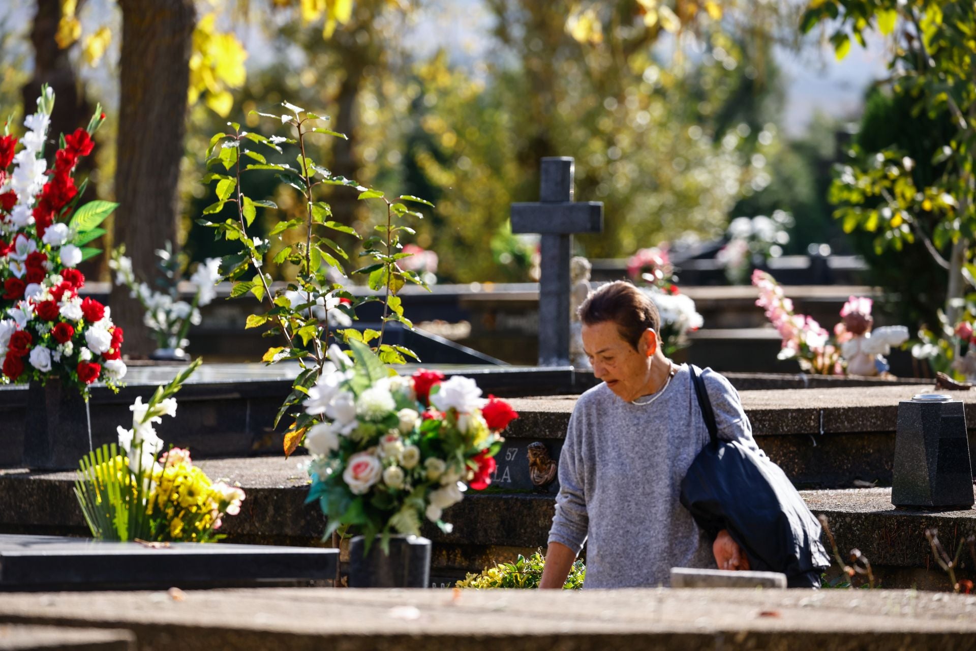 Flores y recuerdos en los cementerios vitorianos