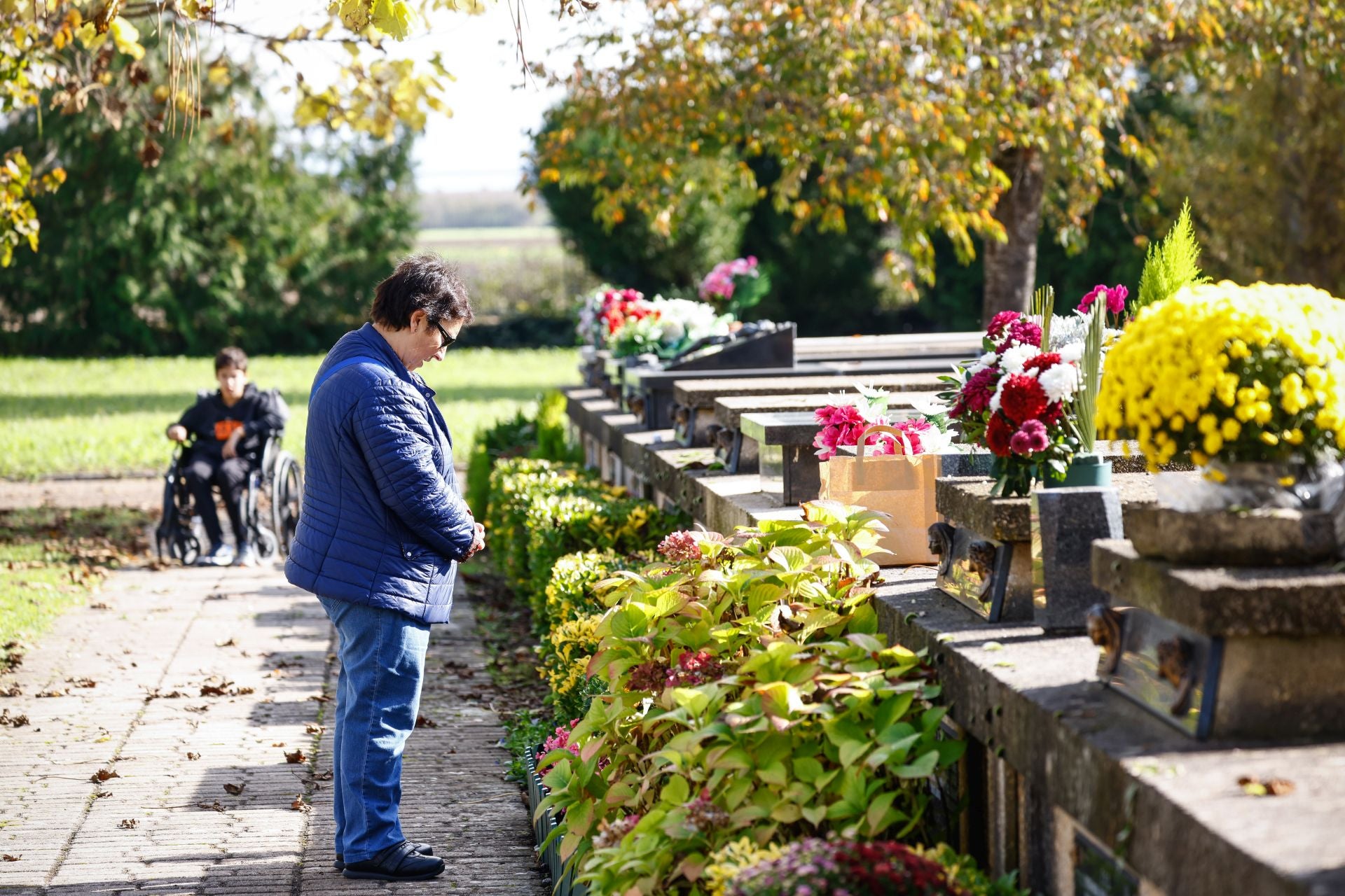 Flores y recuerdos en los cementerios vitorianos