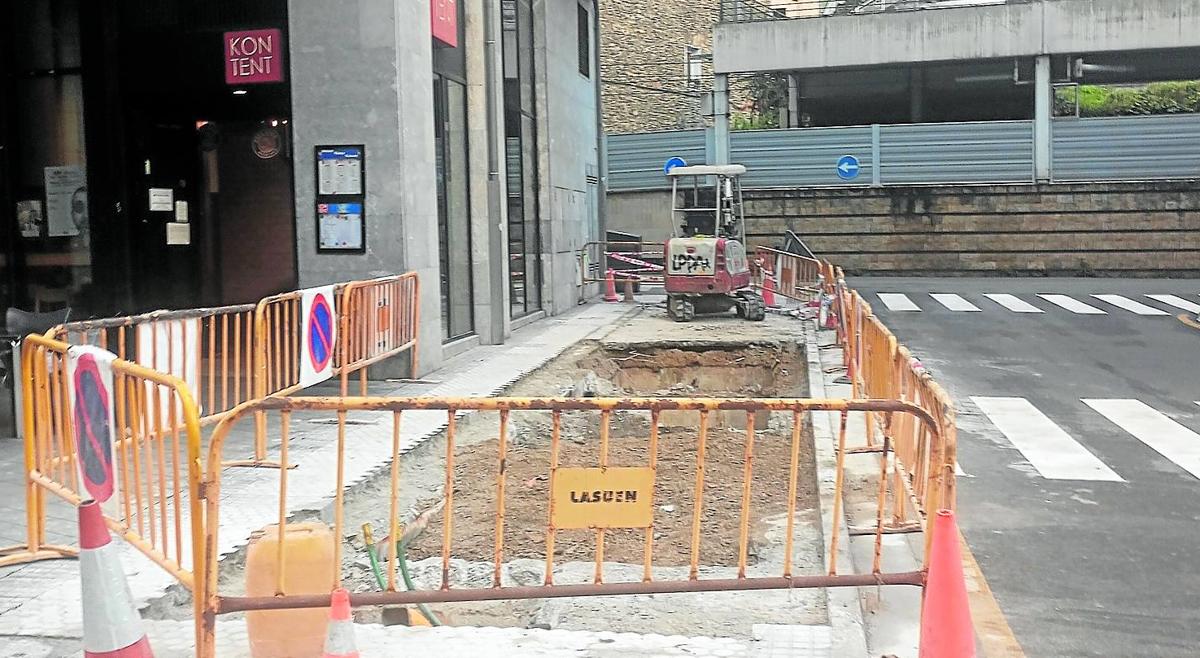 Los trabajos para tapar las aberturas de los contenedoes soterrados se han iniciado esta semana.