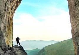 De camino a Araotz surge la montaña taladrada por una gigantesca ventana natural que llaman Aitzulo.