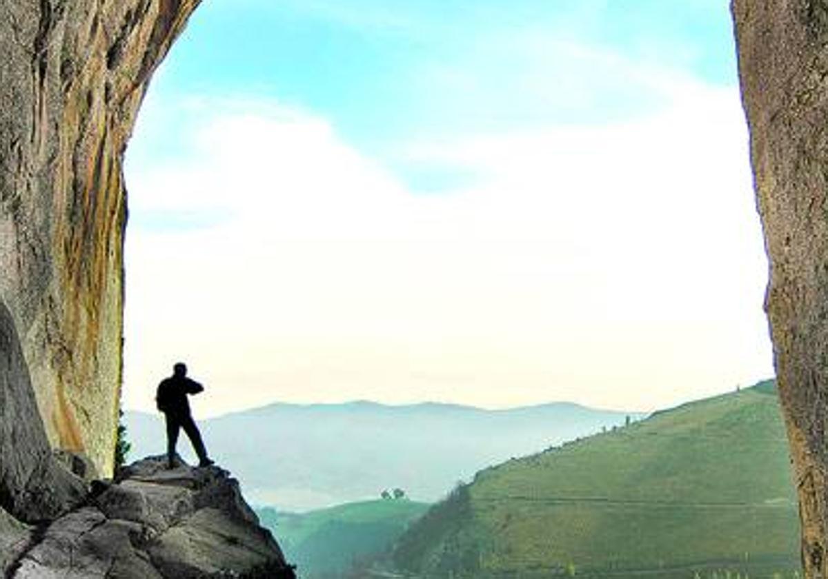 De camino a Araotz surge la montaña taladrada por una gigantesca ventana natural que llaman Aitzulo.