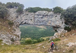 Un ciclista se asoma al marco incomprable de 'El Ventanón'.