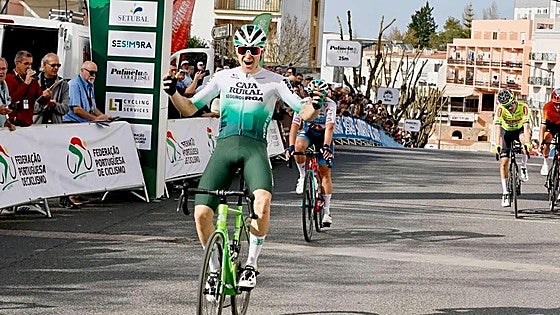 El vitoriano Joseba López seguirá dos años más en el Caja Rural