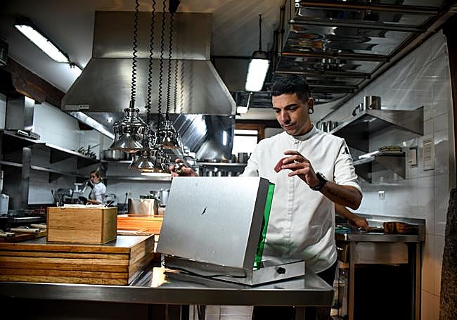 Julen Baz usa el prototipo hecho por Luca Hugo para cocinar en apenas 30 segundos una pieza de carne en la cocina del Garena, rodeado de su jovencísimo equipo.