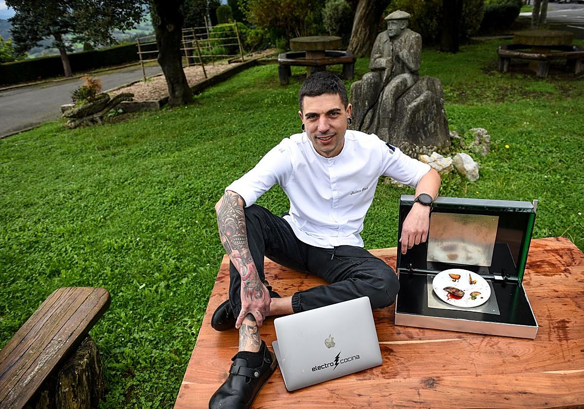 Julen Baz (36), chef del Garena, con el revolucionario prototipo que cocina en segundos junto a la estatua de Julián Alberdi quebrada por el rayo y un plato de Pichón de tiro.