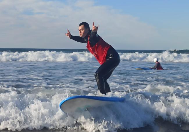 Imanol lleva casi 14 años asistiendo a clases de surf.