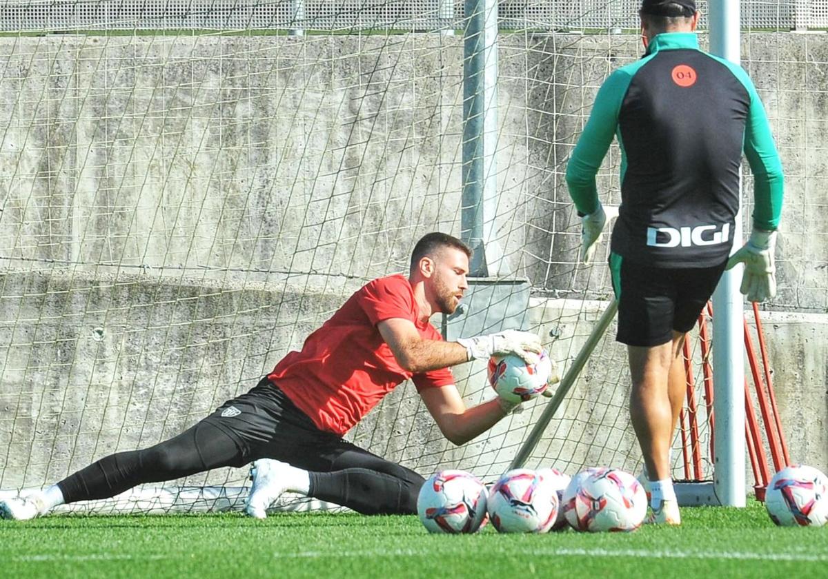 Unai Simón, esta mañana en Lezama junto a Padilla y Agirrezabala.