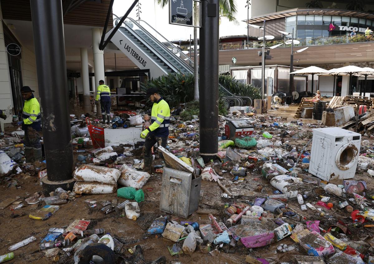 Imagen secundaria 1 - La catástrofe en el parking de un centro comercial de Bonaire: «No se sabe cuánta gente puede haber dentro»