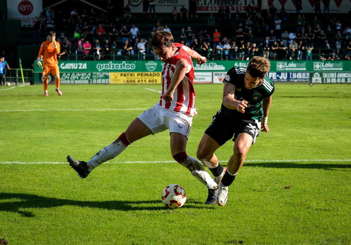 Un jugador del Sestao pugna con uno del Bilbao Athletic, en el partido que se jugó en Las Llanas hace 13 días.