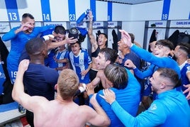 Los futbolistas del Alavés celebran el triunfo ante el Mallorca.