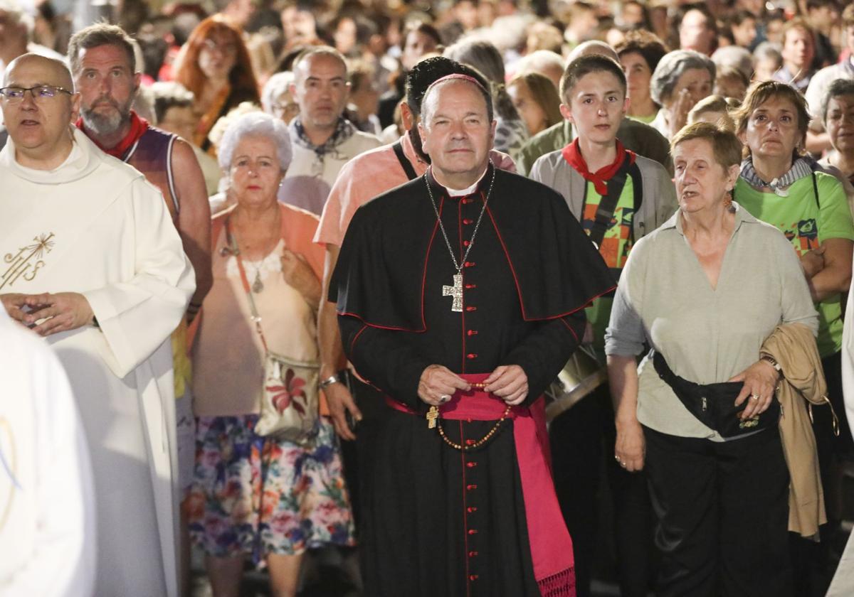 El obispo, durante la procesión de los faroles.