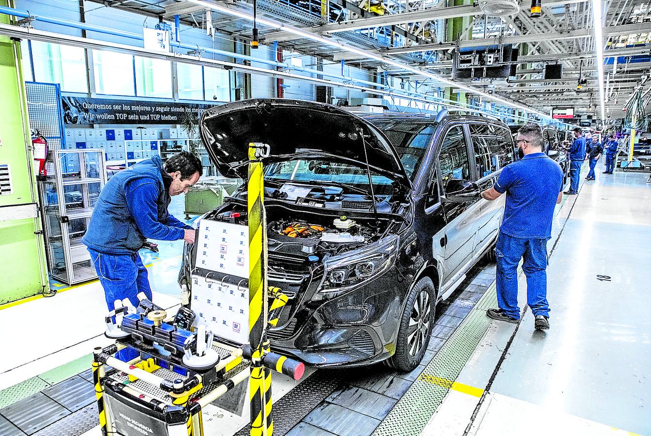 Trabajadores de Mercedes en la planta que la compañía tiene en Vitoria.