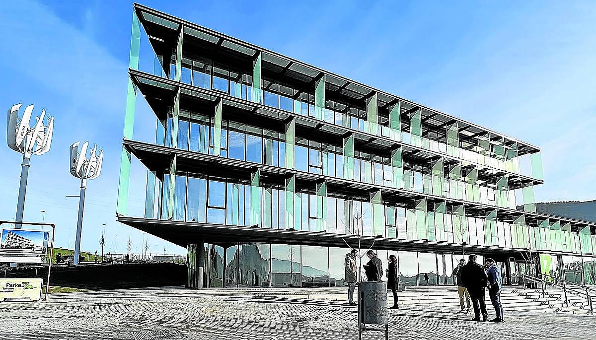 Edificio principal del parque tecnológico del hidrógeno situado en la localidad vizcaína de Abanto, abierto a inversiones extranjeras.