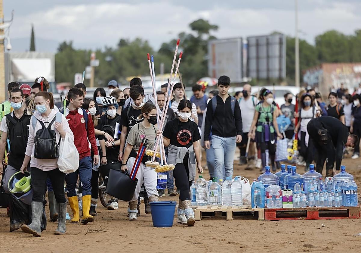 Voluntarios este sábado en la localidad de Paiporta ayudando en labores de limpieza.