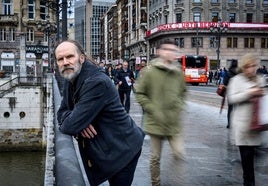 Salva Robles fotografiado en Bilbao en diciembre de 2023, cuando publicó 'Doble oscuridad'.