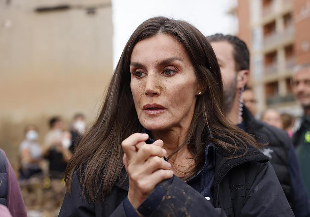 Las imágenes de la indignación ciudadana: los valencianos increpan y lanzan barro al Rey, Sánchez y Mazón