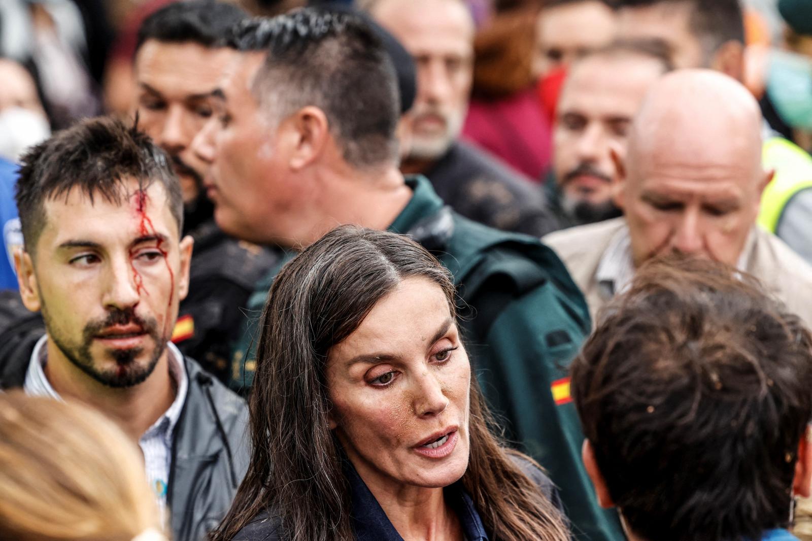 Las imágenes de la indignación ciudadana: los valencianos increpan y lanzan barro al Rey, Sánchez y Mazón