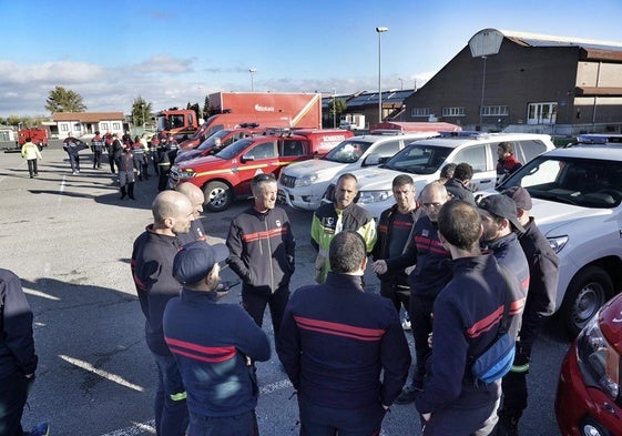 Parte del operativo del Gobierno vasco esta mañana en Arkaute antes de partir a Valencia.