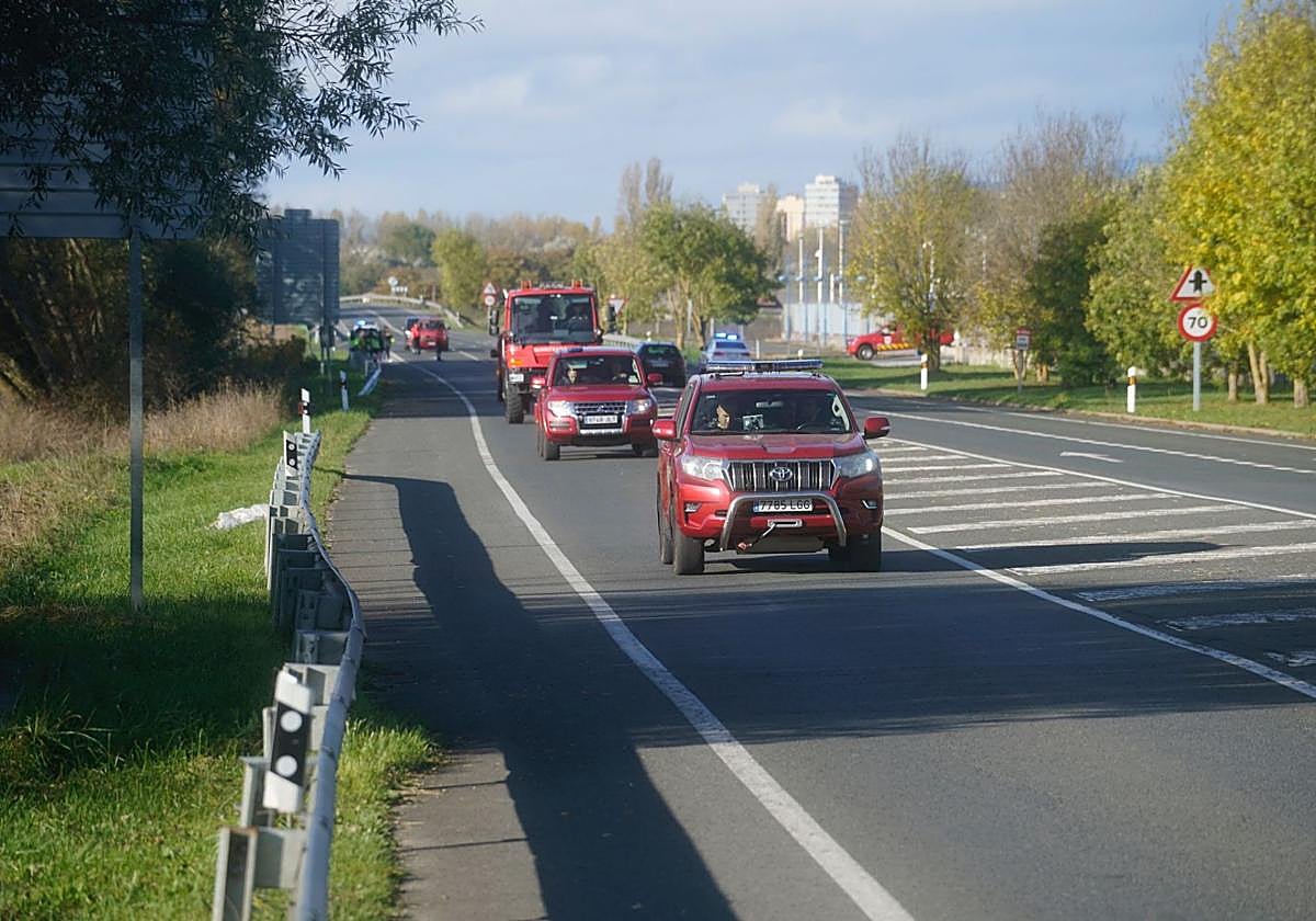Vehículos de bomberos rumbo a la Academia de Arkaute.