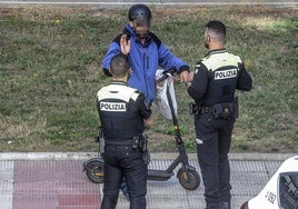 Agentes aperciben a un usuario de patinete que circula por una acera de Vitoria.