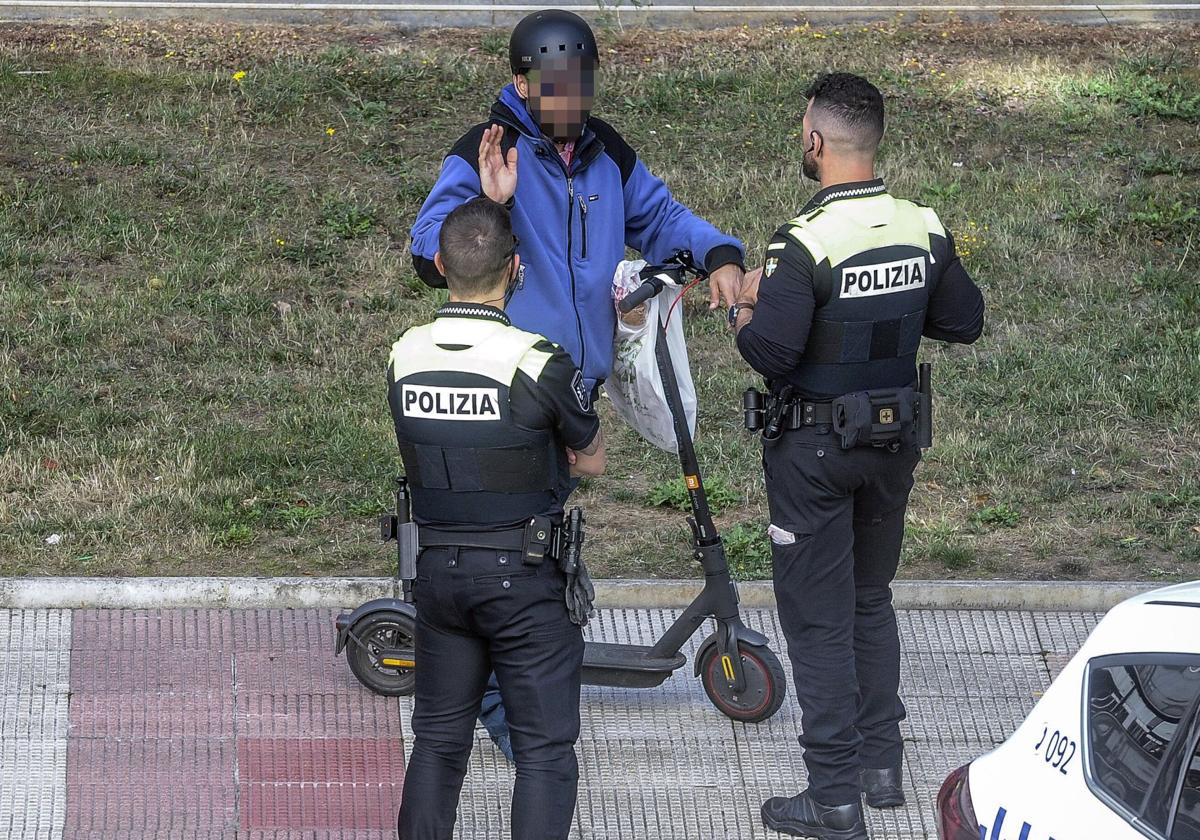 Agentes aperciben a un usuario de patinete que circula por una acera de Vitoria.