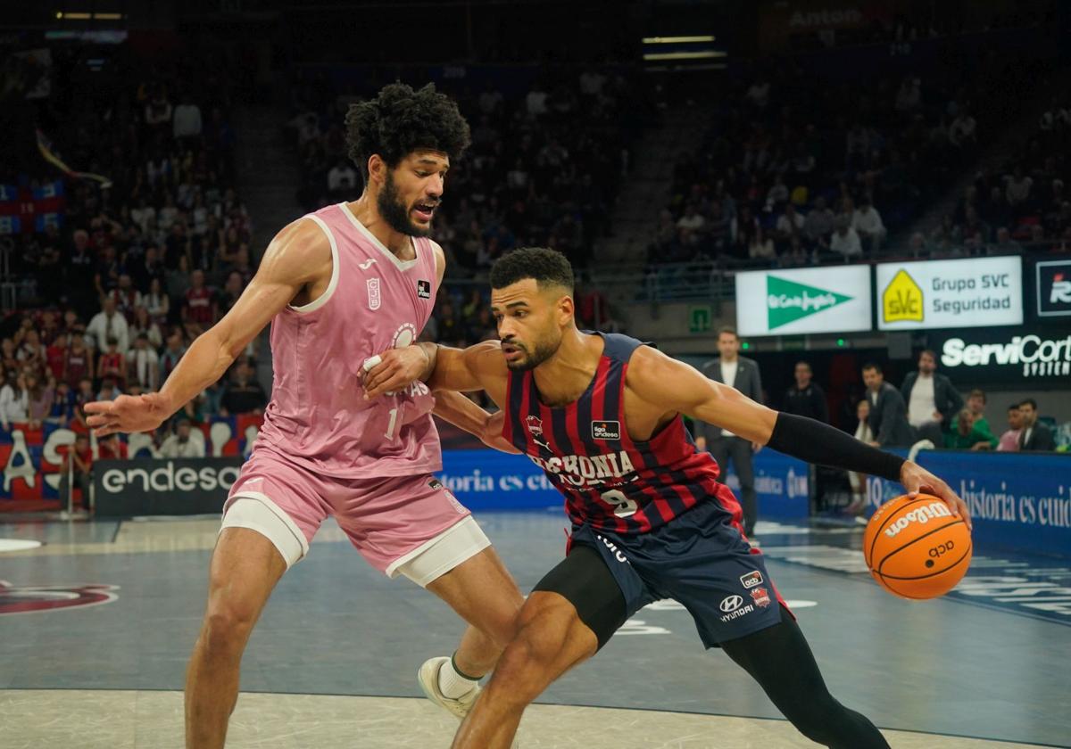 Luwawu-Cabarrot intenta buscarse la posición ante un jugador del Joventut.