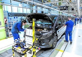 Trabajadores de Mercedes en la planta que la compañía tiene en Vitoria.