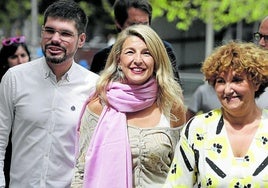 Lander Martínez, Yolanda Díaz y Pilar Garrido, en Vitoria durante un acto de la campaña de Sumar para las elecciones generales de 2023.