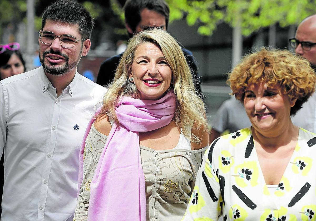 Lander Martínez, Yolanda Díaz y Pilar Garrido, en Vitoria durante un acto de la campaña de Sumar para las elecciones generales de 2023.