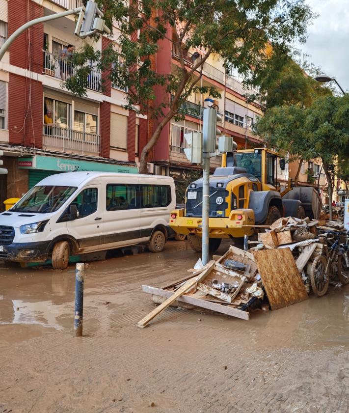 Imagen secundaria 2 - Montones de vehículos y escombros en las calles de Albal.