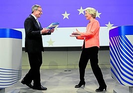 Draghi entrega su informe a la presidenta de la Comisión Europea.