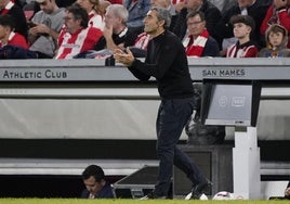 Ernesto Valverde anima a sus jugadores tras una ocasión fallada.