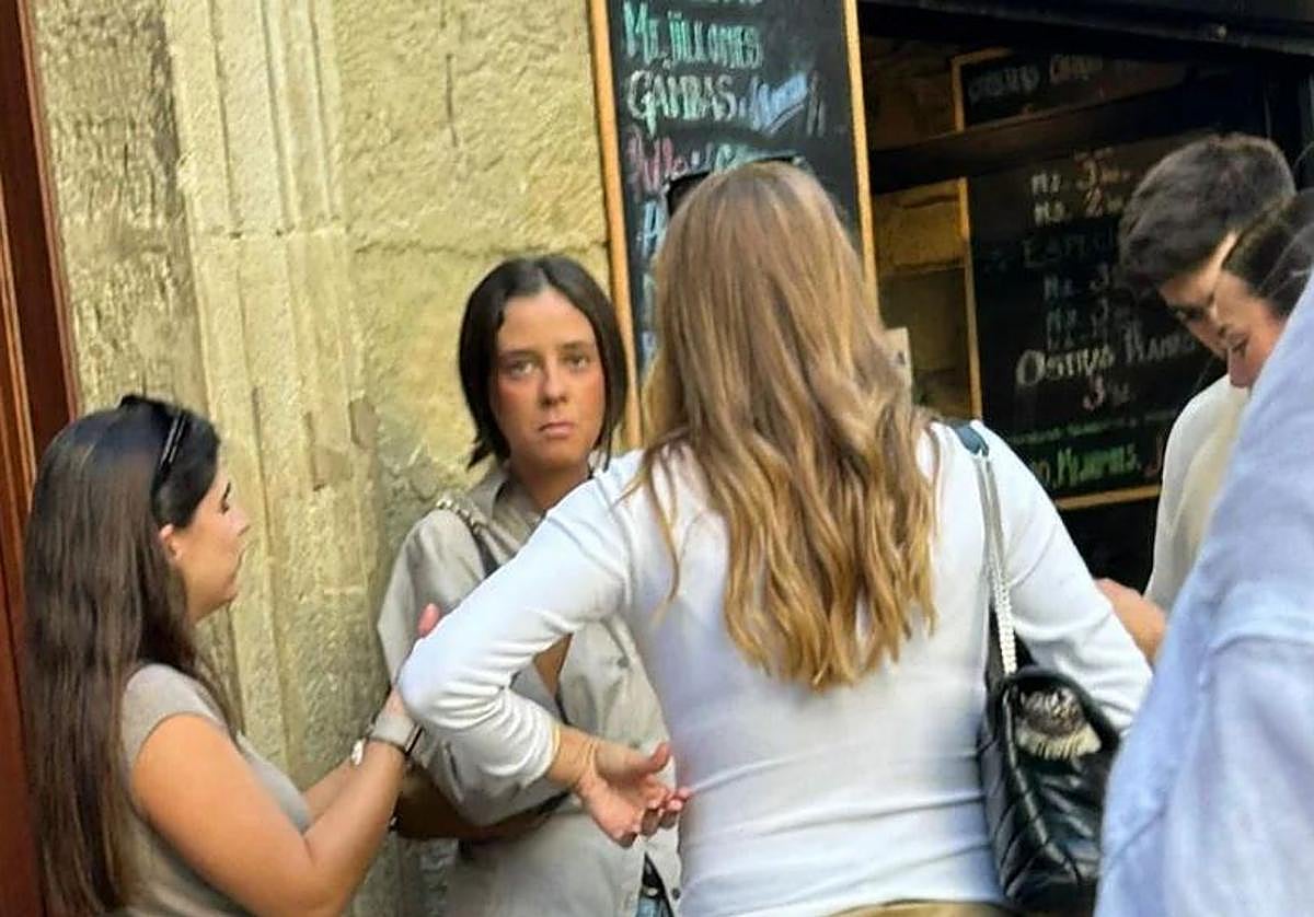 Victoria Federica, con su grupo de amigos en la Parte Vieja de San Sebastián este viernes.