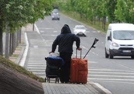 Una persona sin recursos se dirige al CMAS en busca de refugio.