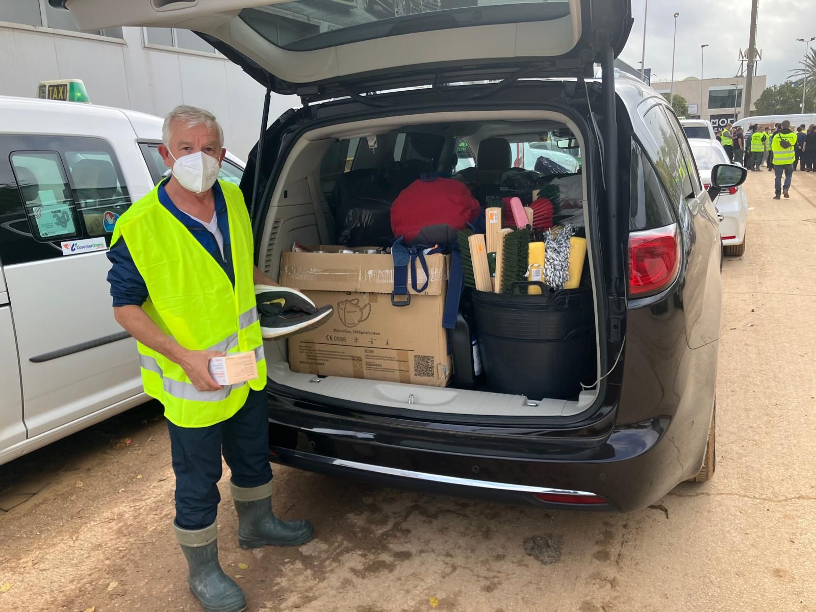 Imagen principal - El taxista Juan González, con la ayuda enviada desde Llodio a Valencia.