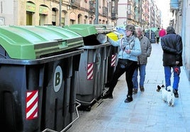 San Francisco. Una vecina bilbaína deposita una bolsa en un contenedor de basura.