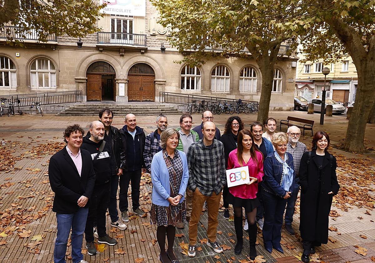 En el centro de la imagen la directora Uxua García Antoñana y el jefe de estudios del centro, Iñaki Zulueta, junto a instituciones y colaboradores del aniversario.