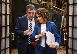 El portavoz del PNV en el Congreso, Aitor Esteban, sale de un pleno junto a la vicepresidenta y ministra de Hacienda, María Jesús Montero.