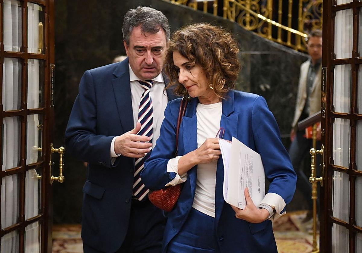 El portavoz del PNV en el Congreso, Aitor Esteban, sale de un pleno junto a la vicepresidenta y ministra de Hacienda, María Jesús Montero.