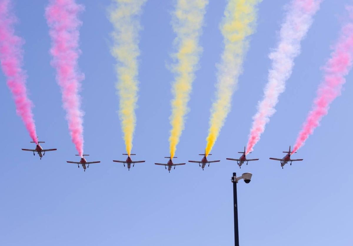 La Patrulla Águila forma la bandera de España